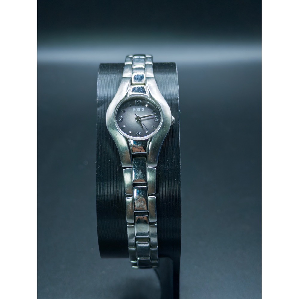 Roots Cafe Womens Silver Tone Stainless Steel Bracelet Watch R739